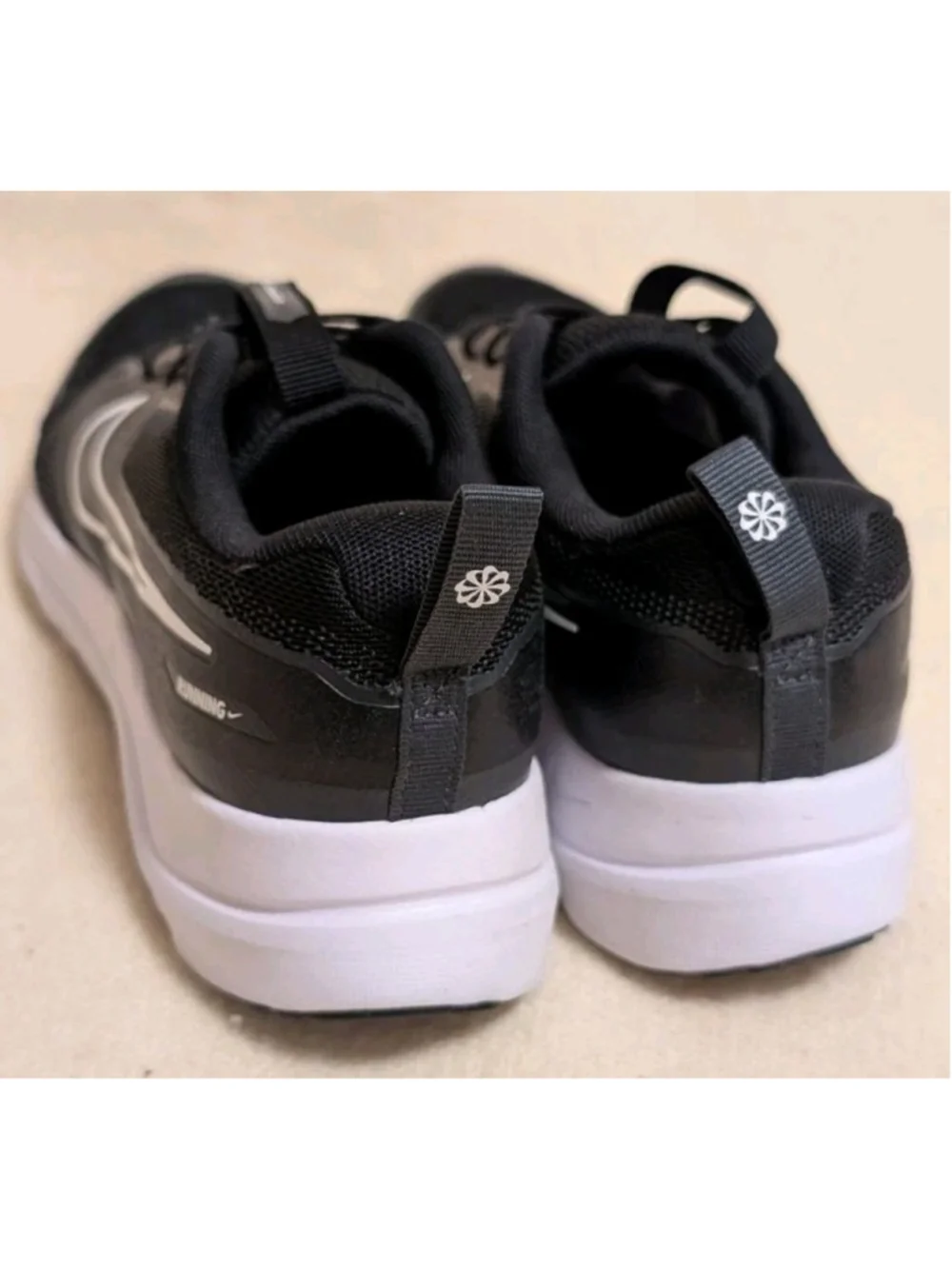 Nike Cosmic Runner 2 Black Size 6Y F5